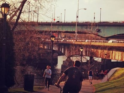 Corredores y ciclistas en el sendero Schuylkill a su paso por la ciudad de Filadelfia.