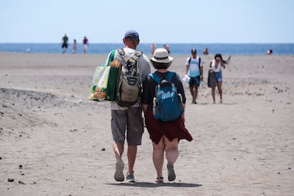 Dos turistas camina por la playa de La Tejita, en el sur de Tenerife, este viernes.