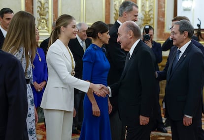 La princesa Leonor saluda a Miquel Roca, uno de los padres de la Constitución, durante saludo posterior al acto de la jura de la Carta Magna. 