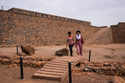 Fuerte Real de San Felipe, cuya construcción comenzó en 1587 después del ataque pirata de Francis Drake en 1585. Es conocido como la Ciudadela y está construido en un promontorio a 120 metros sobre el nivel del mar. En 1712 fue de nuevo asaltado por piratas franceses que saquearon violentamente la ciudad y, de nuevo, fue reconstruido en la segunda mitad del siglo XVIII. La última restauración ha sido financiada con fondos de la Cooperación Española. 