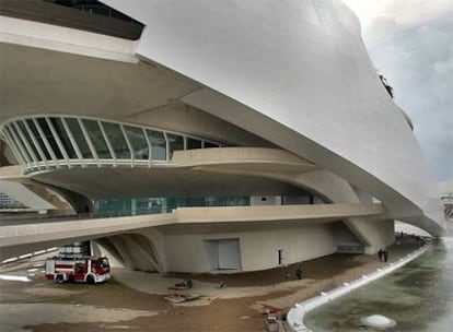 Un camión de bomberos achica agua delante del Palau de les Arts.