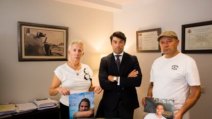 Pilar Lafuente, Guillermo Mosquera y Alberto Bello, con fotografías de Diego Bello el pasado martes en A Coruña.