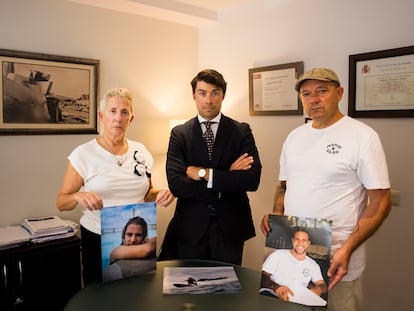 Pilar Lafuente, Guillermo Mosquera y Alberto Bello, con fotografías de Diego Bello el pasado martes en A Coruña.