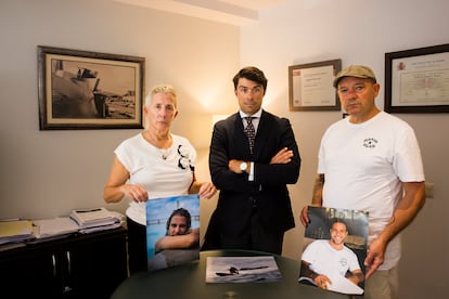 Pilar Lafuente, Guillermo Mosquera y Alberto Bello, con fotografías de Diego Bello el pasado martes en A Coruña.