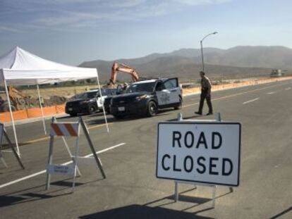 Las máquinas trabajan desde este martes en una zona deshabitada junto al paso fronterizo de Otay Mesa, en California