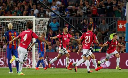 Ibai Gómez celebra con sus compañeros el triunfo de su equipo frenta al Barcelona.