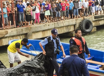 Local police on Corn Island, Nicaragua help recover the bodies of Saturday's boating accident.