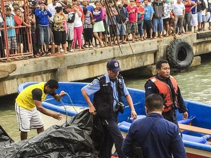 Local police on Corn Island, Nicaragua help recover the bodies of Saturday's boating accident.