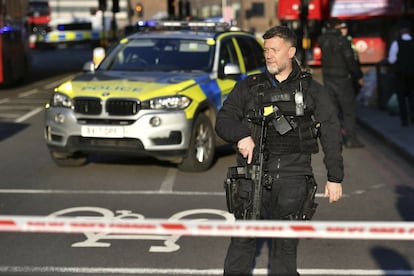 El alcalde de Londres, el laborista Sadiq Khan, ha confirmado que el incidente estaba siendo investigado como un posible ataque terrorista: "Mantendremos nuestra determinación de plantar cara al terror con firmeza y unidad", ha dicho Khan. En la imagen, un agente controla la zona que se mantiene cerrada desde primera hora de la tarde de este viernes.