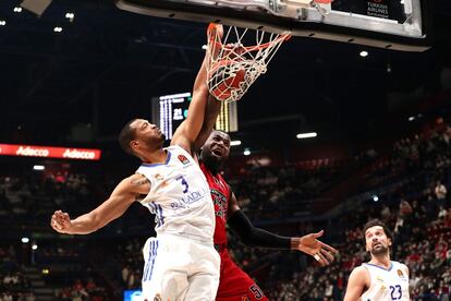 Anthony Randolph intenta frenar a Bentil en el partido Milán-Real Madrid