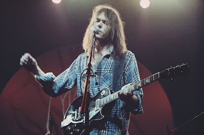 Neil Young en 1976 en el Hammersmith Odeon de Londres, donde ofreció un concierto con su grupo de acompañamiento más fiel, Crazy Horse. 