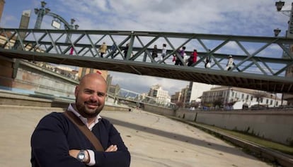 Jaime Noguera posa junto al Puente de los Alemanes.