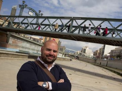 Jaime Noguera posa junto al Puente de los Alemanes.