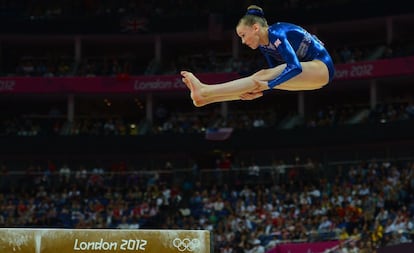 La gimnasta británica Rebecca Tunney realiza un salto durante un momento de su actuación.