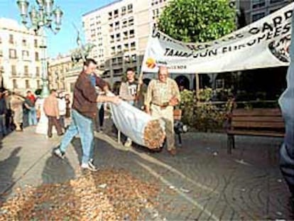 Los payeses vaciaron ayer sacos de almendras en las calles de Reus.