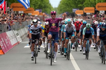 Mads Pedersen gana la tercera etapa del Giro.