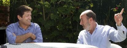 Alfredo Pérez Rubalcaba, a la derecha, con el líder de los socialistas asturianos, Javier Fernández, ayer en Llanes