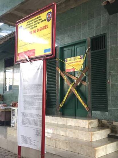 Mesquita da comunidade ahmadía interditada em Depok.