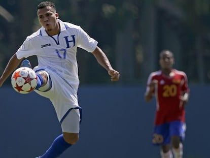 Arnold Peralta controla el balón durante un partido de clasificación de Honduras para el Mundial 2014.