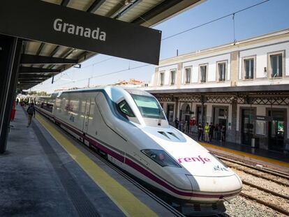 Llegada del AVE a la estación de tren de Granada, en junio pasado. 