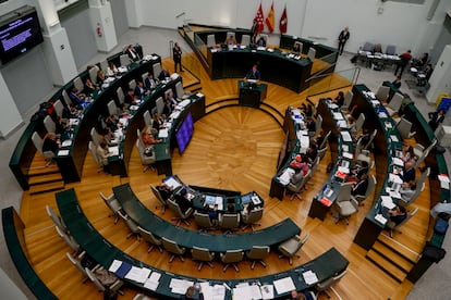 El alcalde de Madrid, José Luis Martínez-Almeida (c) interviene durante el pleno celebrado este viernes en el Ayuntamiento de Madrid.