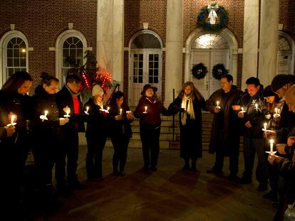 Vecinos de Newtown (Connecticut) recuerdan a las 26 víctimas mortales del tiroteo, el 15 de diciembre de 2012, de la escuela Sandy Hook.