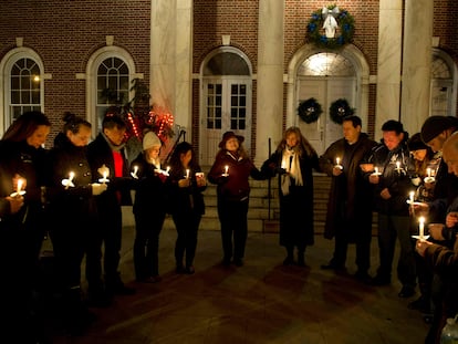 Vecinos de Newtown (Connecticut) recuerdan a las 26 víctimas mortales del tiroteo, el 15 de diciembre de 2012, de la escuela Sandy Hook.