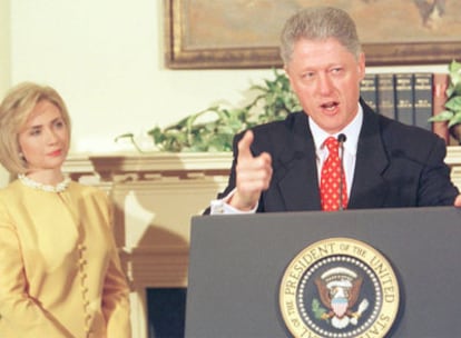 Bill Clinton casi pierde la presidencia por el escándalo Lewinsky. En la foto, en la rueda de prensa en que negó tener una relación con la becaria. Arriba,