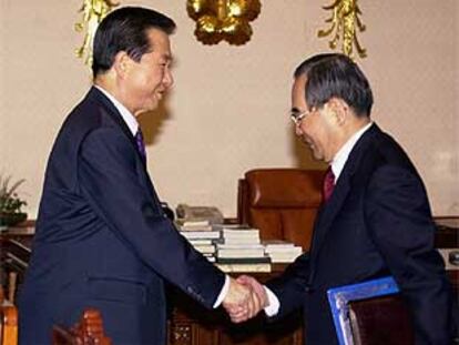 El enviado especial norcoreano Lim Dong-Won con el presidente surcoreano Kim Dae-Jung.