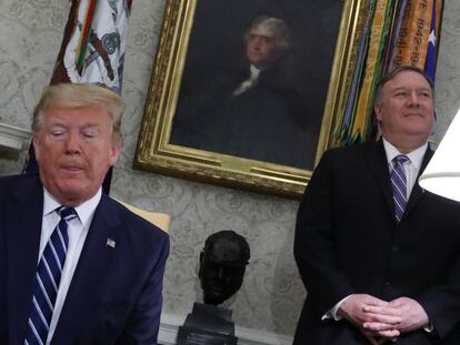 Donald Trump, el jueves en la Casa Blanca, con Mike Pompeo a su espalda.