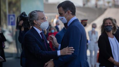 El presidente del Cercle d'Economia, Javier Faus, recibe al presidente del Gobierno, Pedro Sánchez, a su llegada a la reunión del Cercle d'Economia, el viernes.