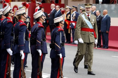 El Rey Felipe pasa revista tras el tradicional desfile del 12 de octubre.