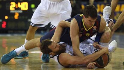 Sergio Rodríguez baralla una pilota amb Hezonja davant la mirada de Navarro y Llull.