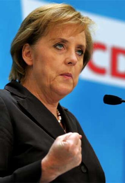 La candidata democristiana Angela Merkel, ayer en conferencia de prensa en Berlín.