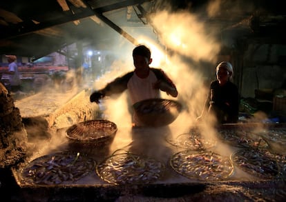 Un trabajador marina el pescado en Yakarta (Indonesia).