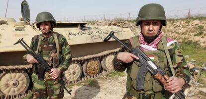 Dos combatientes kurdos montan guardia en las afueras de Mosul (Irak).