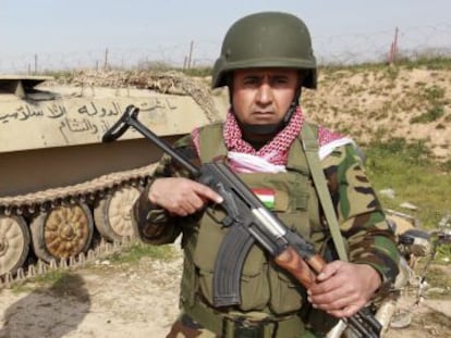 Dos combatientes kurdos montan guardia en las afueras de Mosul (Irak). 