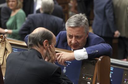 El diputado socialista José Blanco, y el secretario general del PSOE, Alfredo Pérez Rubalcaba (i), que calcula que el decreto de recortes aprobado por el Gobierno provocará que la economía española experimente el próximo año un crecimiento negativo de casi el 2 por ciento.