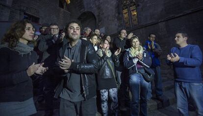 Laia Estrada, David Caño y Quim Arrufat en el acto de presentación de la candidatura en la plaza del Rei de Barcelona.