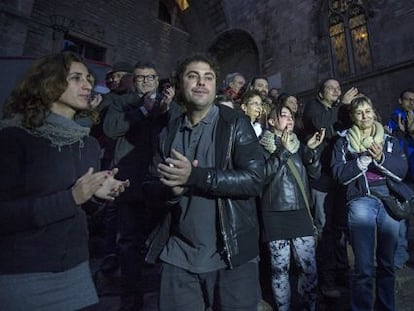 Laia Estrada, David Caño y Quim Arrufat en el acto de presentación de la candidatura en la plaza del Rei de Barcelona.