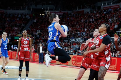 Iyana Martin (centro) durante el partido de semifinales de la Copa de la Reina de Baloncesto entre el Perfumerías Avenida y el Basket Zaragoza.