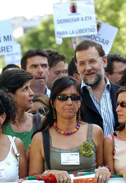 En la céntrica calle de Príncipe de Vergara, punto de partida de la marcha, han coincidido el ex presidente del Gobierno, José María Aznar; el presidente del PP, Mariano Rajoy; su secretario general, Ángel Acebes; y Eduardo Zaplana, portavoz parlamentario del Grupo Popular en el Congreso. Otros destacados dirigentes populares que también han asistido son el alcalde de Madrid, Alberto Ruiz Gallardón, y la presidenta de la Comunidad, Esperanza Aguirre.