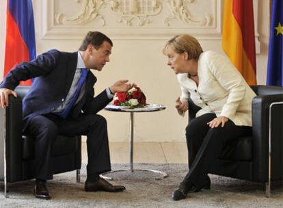 El presidente ruso, Dmitri Medvédev, y la canciller alemana, Angela Merkel, ayer en Múnich.
