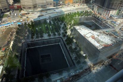 Vista aèria dels estanys instal·lats a la 'zona zero' que formen part del Museu Nacional de la Memòria de l'11-S, just al lloc on es trobaven les Torres Bessones. Aquest és l'aspecte actual del lloc en el qual s'alçava, fa 14 anys, el World Trade Center.