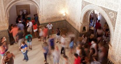 Turistas visitando la Alhambra, en la sala de Dos Hermanas.