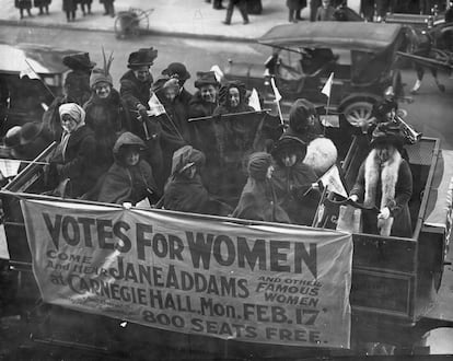 Jane Addams i altres dones reivindicant el sufragi femení a Nova York el febrer del 1913.