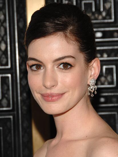 Anne Hathaway ha sufrido un pequeño accidente de tráfico en Los Ángeles. La actriz viajaba en un vehículo que chocó con un ciclista al girar en una calle de West Hollywood, sin que nadie resultara herido de gravedad, ha informado <i>People</i>. La policía  interrogó a Hathaway como testigo del incidente.