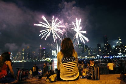 Fuegos artificiales sobre la ciudad de Nueva York (EE UU).