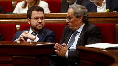 El vicepresidente de la Generalitat, Pere Aragonès, habla con el presidente, Quim Torra. 