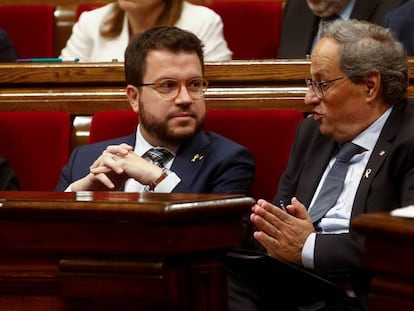 El vicepresidente de la Generalitat, Pere Aragonès, habla con el presidente, Quim Torra. 